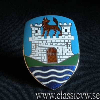 EMBLEM T1 FRAM -59 BLÅ ORIG. MED BAS