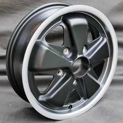 FUCHS MAXILITE 4,5X15 130/5 ET42 SVART FUCHS MAXILITE 4,5X15 130/5 ET42 SVART
