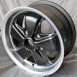 FUCHS MAXILITE 7X15 130/5 ET 47 SVART FUCHS MAXILITE 7X15 130/5 ET 47 SVART